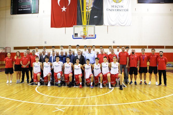 selcuk’ta-u16-basketbol-milli-takimina-vali-toprak’tan-ziyaret-(4).jpg