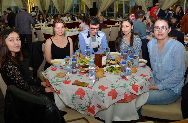 selcuk’ta-yabanci-uyruklu-ogrenciler-iftarda-bulustu-(20).jpg