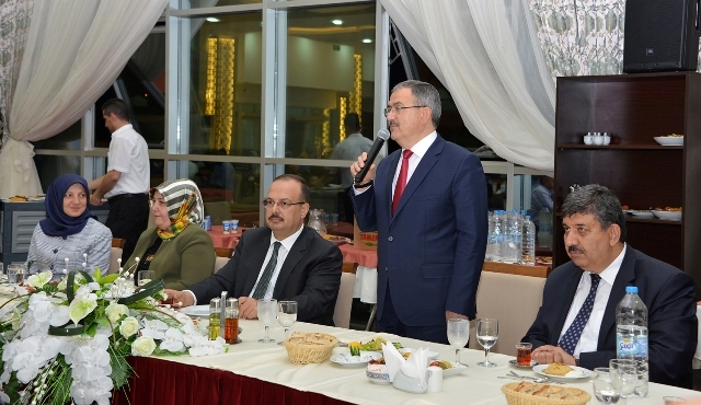 selcuk’ta-yabanci-uyruklu-ogrenciler-iftarda-bulustu-(22).jpg