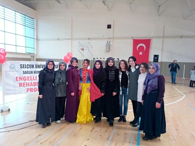 selcuk-ogrencilerinden,-engelli-ogrencilere-kirtasiye-yardimi-(7).jpg