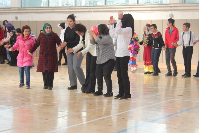 selcuk-ogrencilerinden,-engelli-ogrencilere-kirtasiye-yardimi-(9).jpg