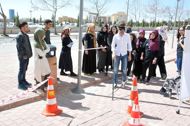 selcuk-universitesi’nde-engeller-empati-yolu-ile-asiliyor-(2).jpg