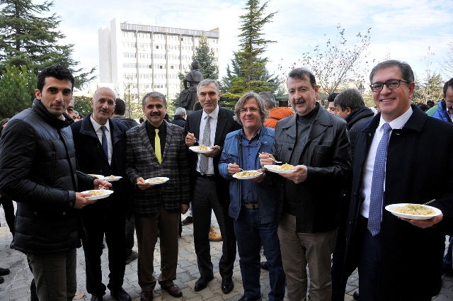 selcuk-universitesi’nde-ogrencilere-helva-ikrami-(11).jpg