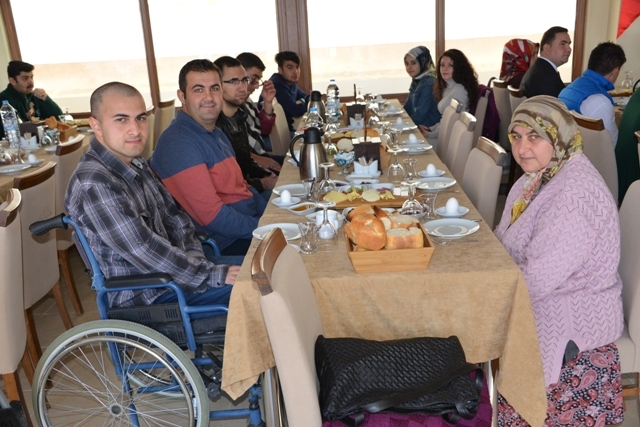 selcuk-universitesi-engelsiz-yasam-birimi,-ogrencilerini-bulusturdu-(3).jpg