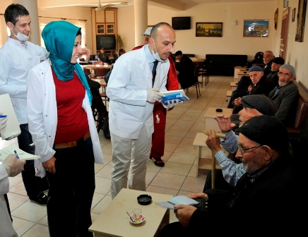 selcuk-universitesince,-huzurevinde-dis-taramasi-yapildi-(5).jpg