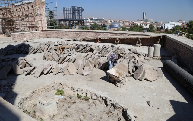 selcuklu-camisinin-kaybolan-turbesi-gun-yuzune-cikiyor-(3).jpg