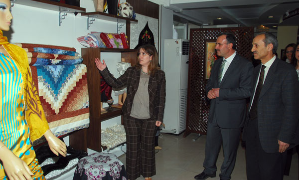 sevgiyle-birlesen-eller-sergisi-acildi-(4).jpg