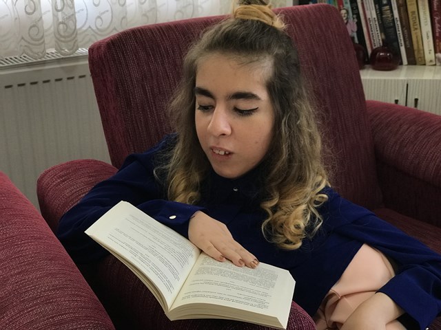 sma-hastasi-genc-kiz-ikinci-kitabini-cikarmaya-hazirlaniyor-(1).jpg