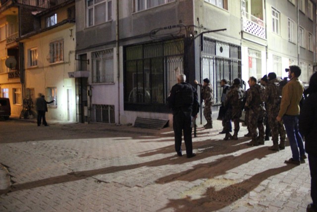 sokagi-tuple-kapatarak-etrafa-ates-acan-genc-ozel-harekat-operasyonuyla-yakalandi--(1).jpg
