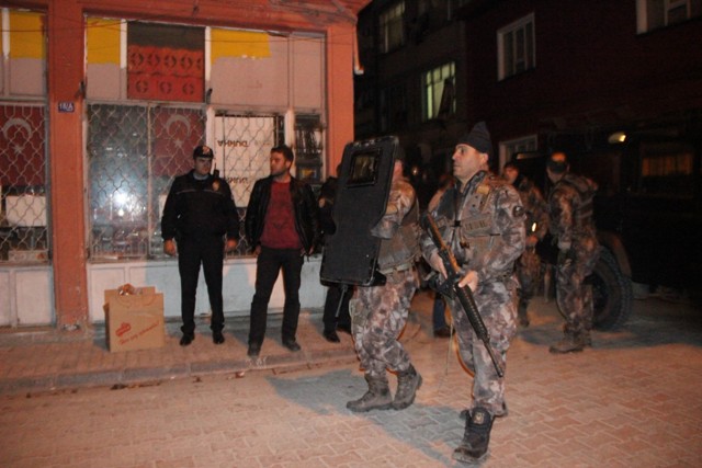 sokagi-tuple-kapatarak-etrafa-ates-acan-genc-ozel-harekat-operasyonuyla-yakalandi--(6).jpg