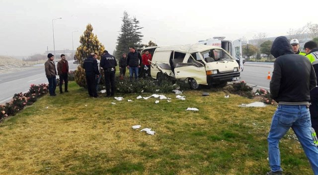 suriyeli-insaat-iscilerini-tasiyan-minibus-devrildi-7-yarali--(1).jpg