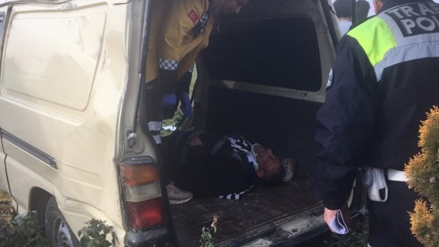 suriyeli-insaat-iscilerini-tasiyan-minibus-devrildi-7-yarali--(2).jpg