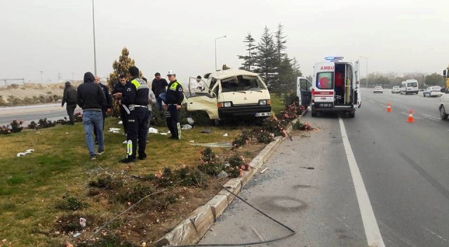 suriyeli-insaat-iscilerini-tasiyan-minibus-devrildi-7-yarali--(3).jpg