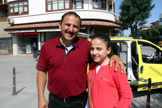 suriyeli-kucuk-kizi-tramvayda-unuttular--4.jpg