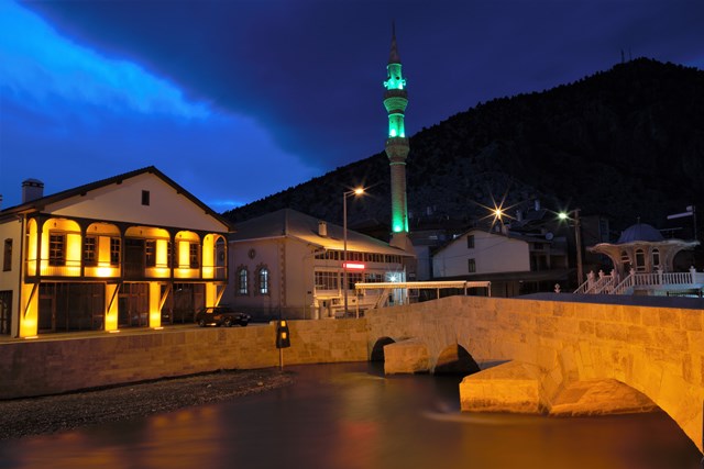 tarihi-belediye-binasi-selcuklu-koprusu.jpg