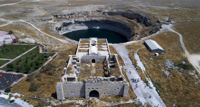 tarihi-ve-dogal-guzelligin-bulustugu-mekan-obruk-hani-(6).jpg