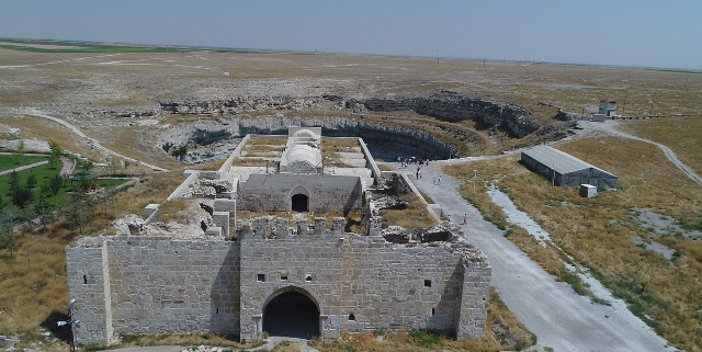 tarihi-ve-dogal-guzelligin-bulustugu-mekan-obruk-hani-(7).jpg
