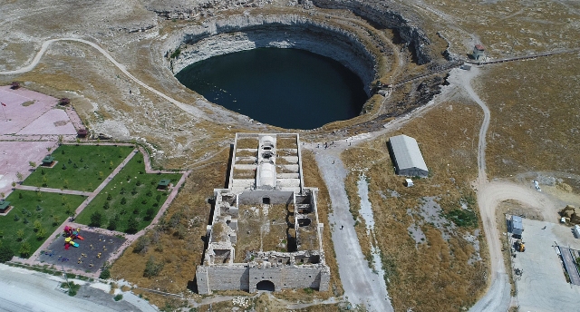 tarihi-ve-dogal-guzelligin-bulustugu-mekan-obruk-hani-(9).jpg