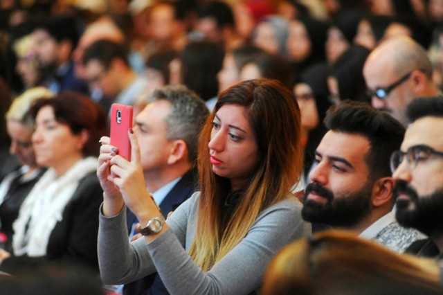 teknoloji-bagimliligi-kongresinde-konuklar-cep-telefonlariyla-ilgilendi-1.jpg
