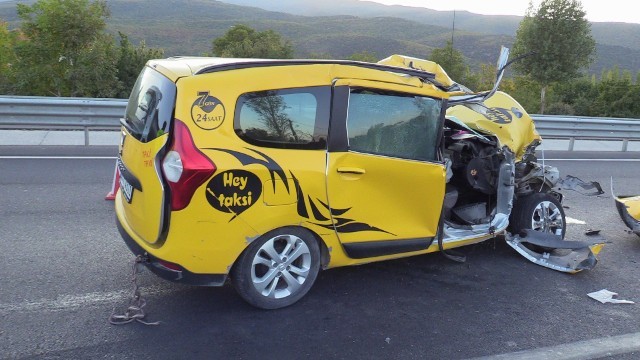 ticari-taksi-kamyona-carpti-(4).jpg