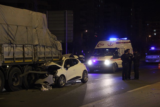 tira-arkadan-carpan-otomobil-dorsenin-altina-girdi-4-yarali--(2).jpg