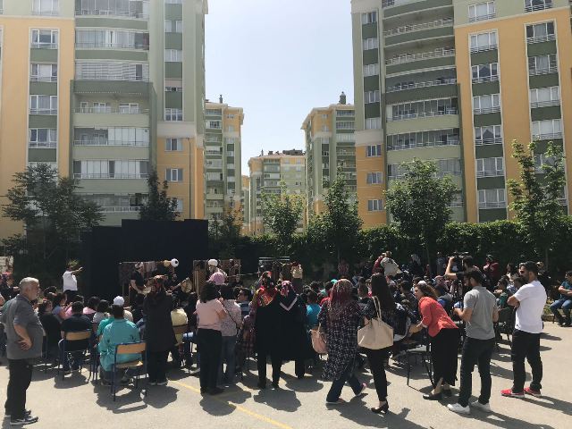 tiyatro-cocuklarin-ayagina-gidiyor--(2).jpg
