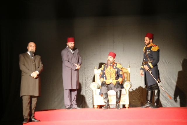 tiyatro-oyununa-ilgi-yogundu-(4).jpg