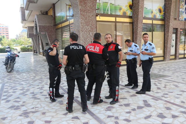 tokatladigi-cocuklarin-babasi-tarafindan-silahla-vuruldu--(2).jpg