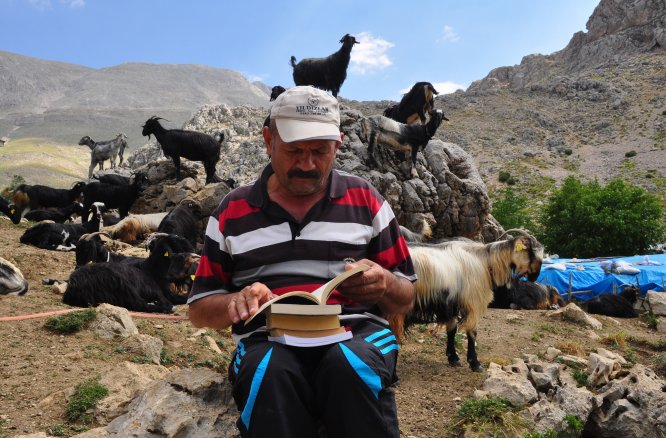 toroslarin-yaylalarina-kitap-tasiyorlar-(6).jpg
