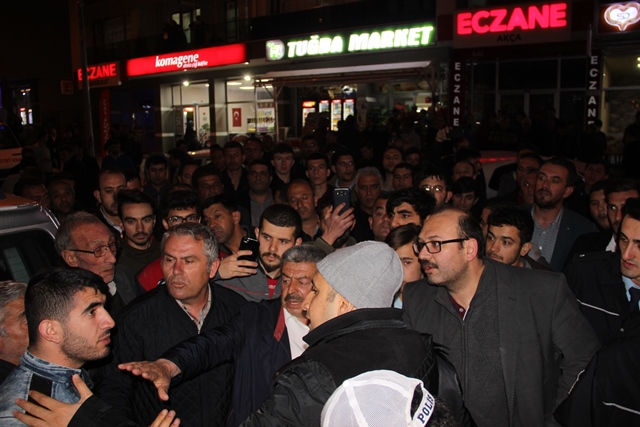 trafik-kazasinda-olen-cocugun-yakinlari-yol-kapatti-(1).jpg