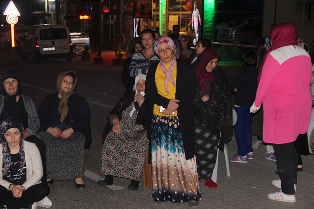 trafik-kazasinda-olen-cocugun-yakinlari-yol-kapatti-(2).jpg