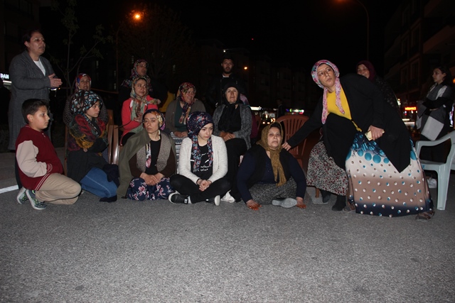 trafik-kazasinda-olen-cocugun-yakinlari-yol-kapatti-(3).jpg