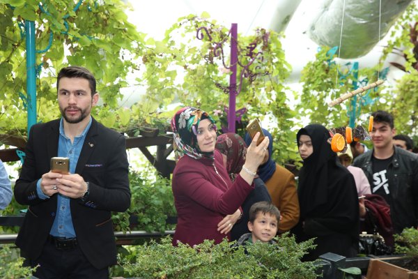 tropikal-kelebek-bahcesi’ne-ziyaretci-akini-(3).jpg