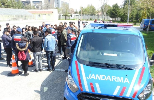 turizm-ogrencilerinden-jandarmaya--(1).jpg