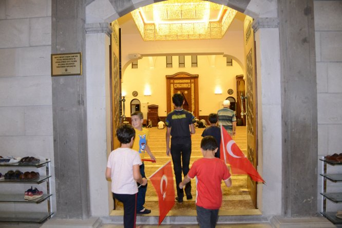 turk-bayraklariyla-geldi--(4).jpg