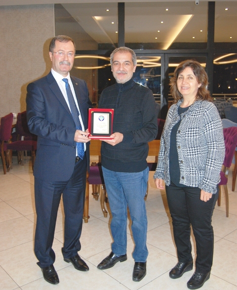 turk-egitim-sen’den-emekli-ogretmenlere-plaket-(3).jpg