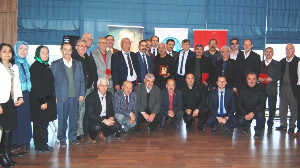 turk-egitim-sen’den-emekli-ogretmenlere-plaket-----(2).jpg