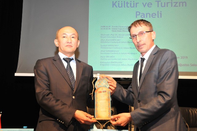 turk-islam-dunyasi-kultur-ve-turizmpaneliyapildi-(2).jpg
