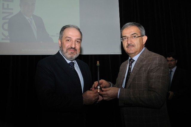turkiye-acisindan-goc-ve-diaspora-konulu-konferans-selcuk’ta-gerceklesti-(3).jpg