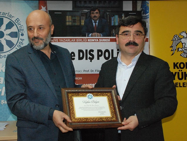 tyb’de-“din-ve-dis-politika”-konusuldu-(3).jpg
