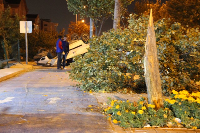 ucarak-takla-atan-aractan-yarali-kurtuldular-(2).jpg