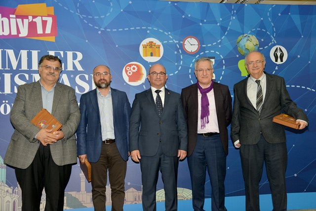 ulkenin-gelecegi-olan-basarili-gencler-odullendirildi-(1).jpg