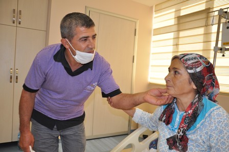 umutsuzca-gittigi-hastanede-nakille-hayata-tutundu-(2).jpg