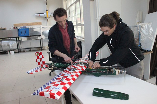 universite-ogrencileri-40-gunde-dikine-inis-kalkis-yapabilen-iha-yapti-(4)-001.jpg