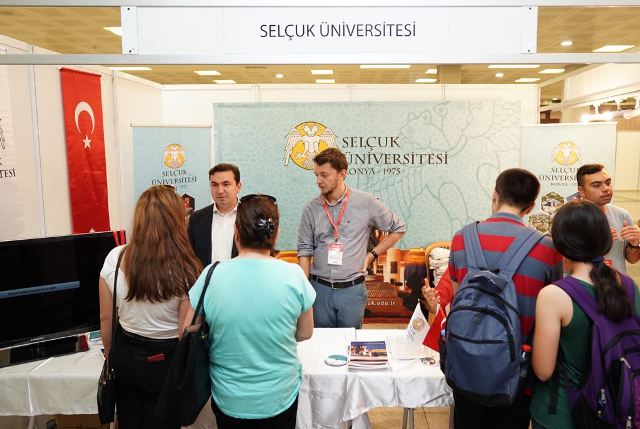 universite-tercih-ve-tanitim-gunlerinde-selcuk’a-yogun-ilgi-(7).jpg