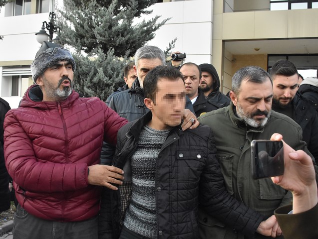 universitede-tufekle-intihar-girisimi_9537_dhaphoto1.jpg