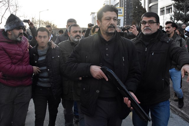 universitede-tufekle-intihar-girisimi_9537_dhaphoto2.jpg