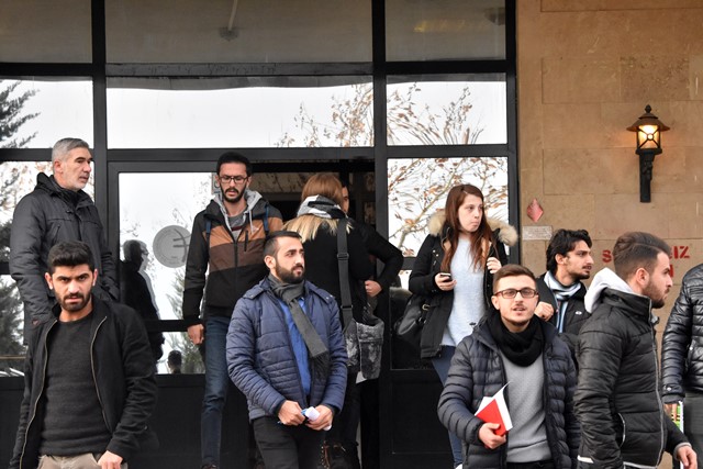 universitede-tufekle-intihar-girisimi_9537_dhaphoto5.jpg