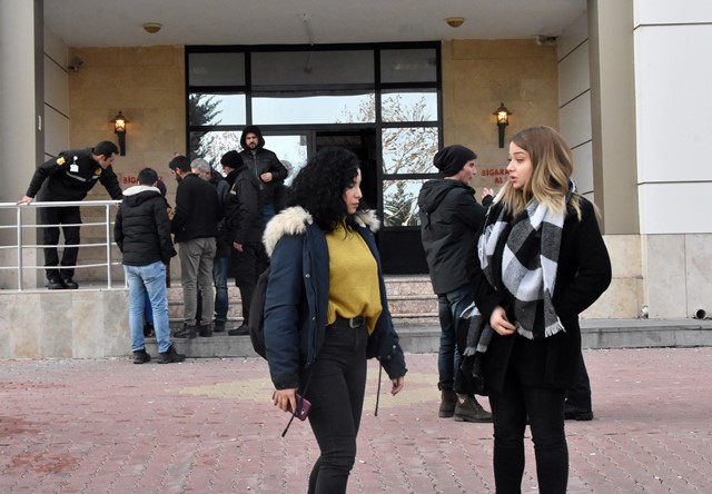 universitede-tufekle-intihar-girisimi_9537_dhaphoto6.jpg