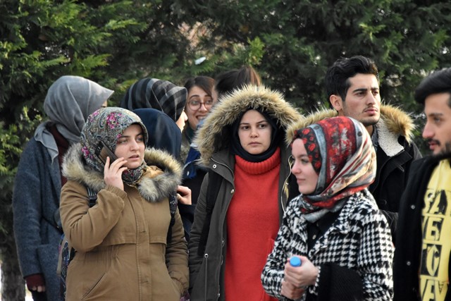 universitede-tufekle-intihar-girisimi_9537_dhaphoto7.jpg
